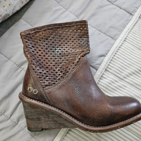 BED STU COBBLER Series Brown perforated ankle wedge boots. Size 7 - Picture 5 of 11